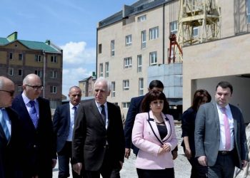 Президент Армении в Гюмри посетил территорию строящихся жилых домов и детского сада в районе «Муш-2» 