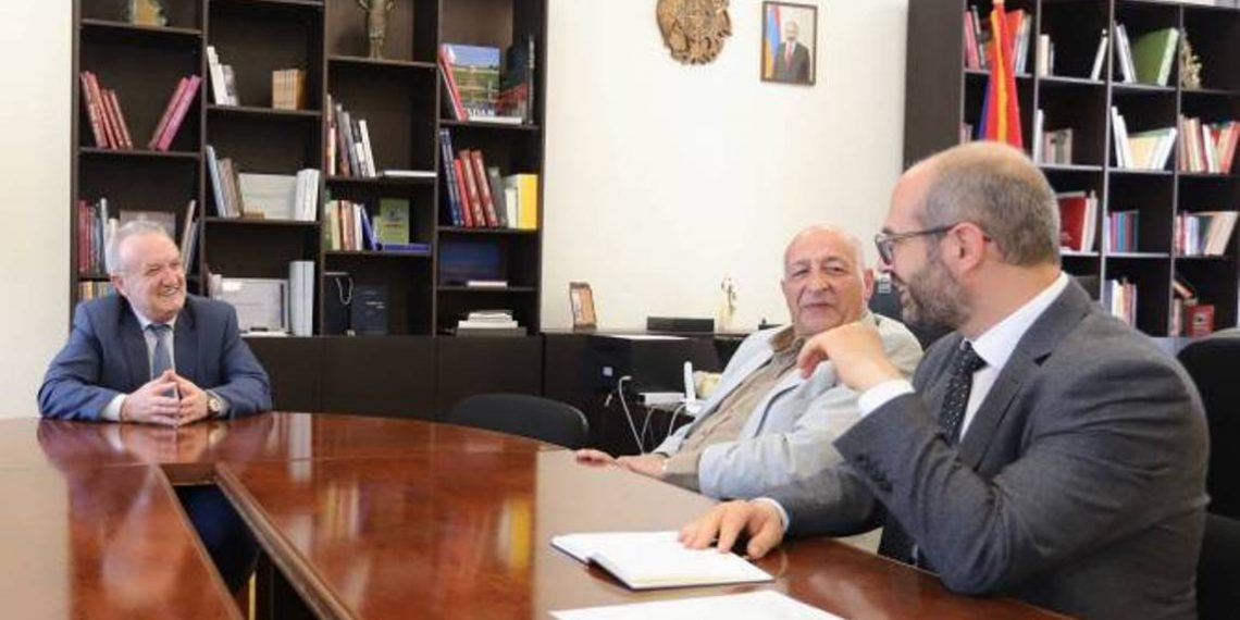 Ваграм Думанян обсудил с руководством Национального академического театра вопросы, связанные с юбилеем театра