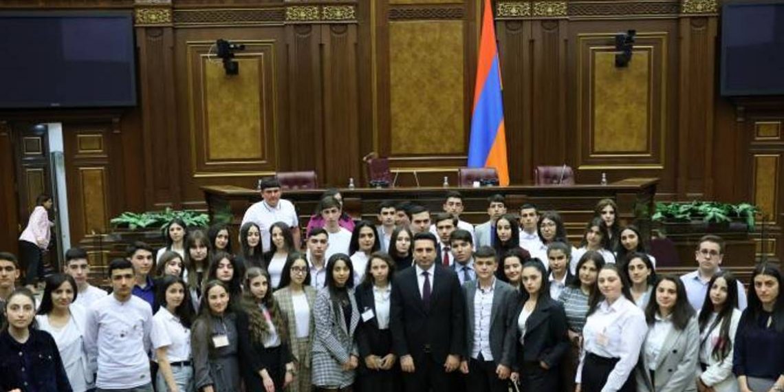 Накануне Дня гражданина председатель НС Армении встретился со студентами областей 