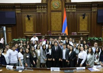 Накануне Дня гражданина председатель НС Армении встретился со студентами областей