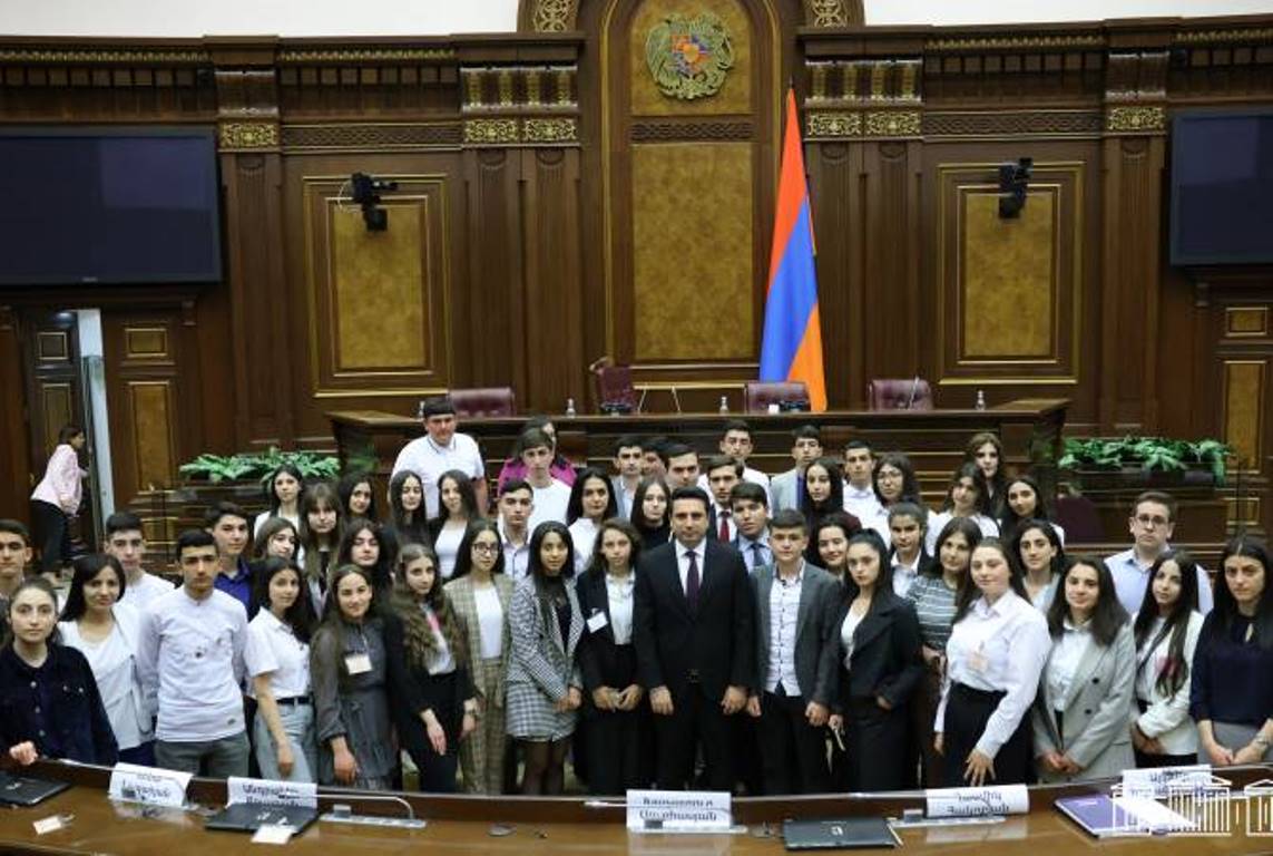 Накануне Дня гражданина председатель НС Армении встретился со студентами областей 