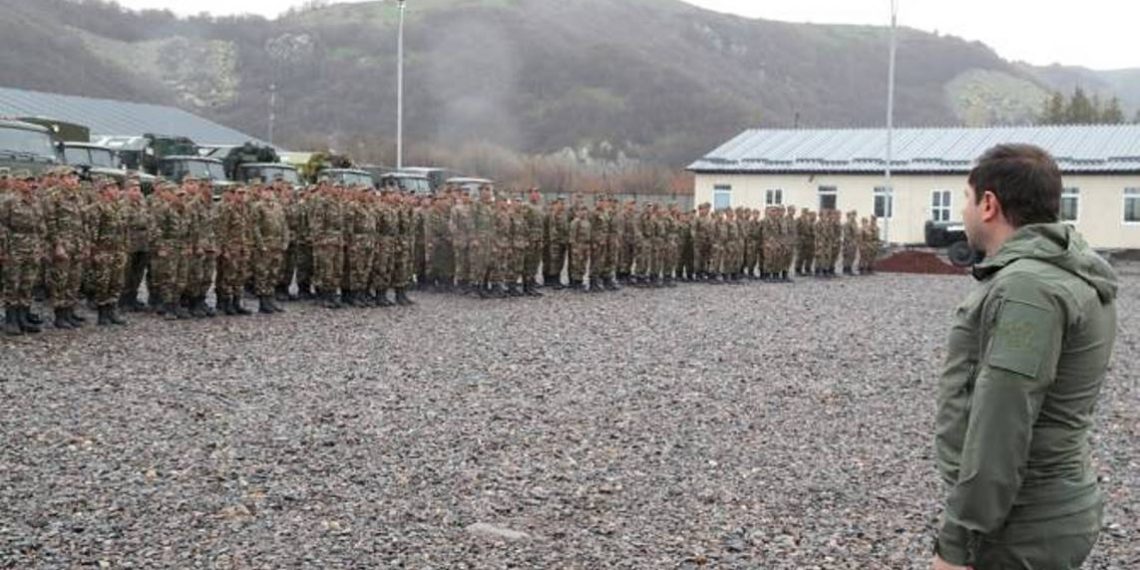 Министр обороны Армении посетил приграничные боевые позиции