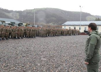 Министр обороны Армении посетил приграничные боевые позиции