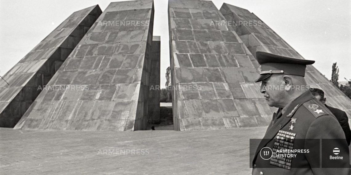Маршал Баграмян у Мемориала Геноцида армян, 1976 год.