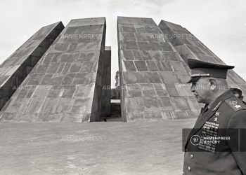 Маршал Баграмян у Мемориала Геноцида армян, 1976 год.