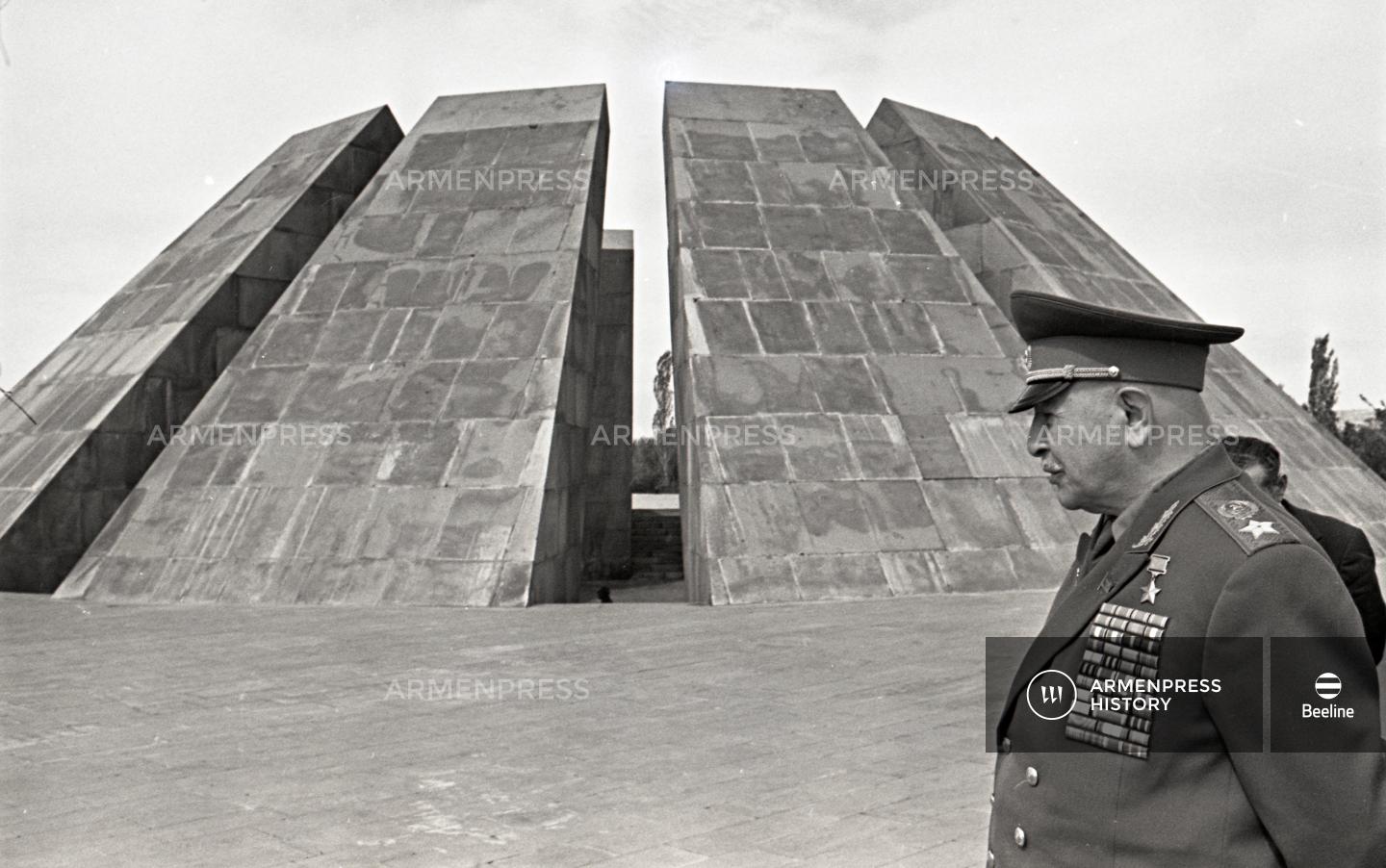 Маршал Баграмян у Мемориала Геноцида армян, 1976 год.