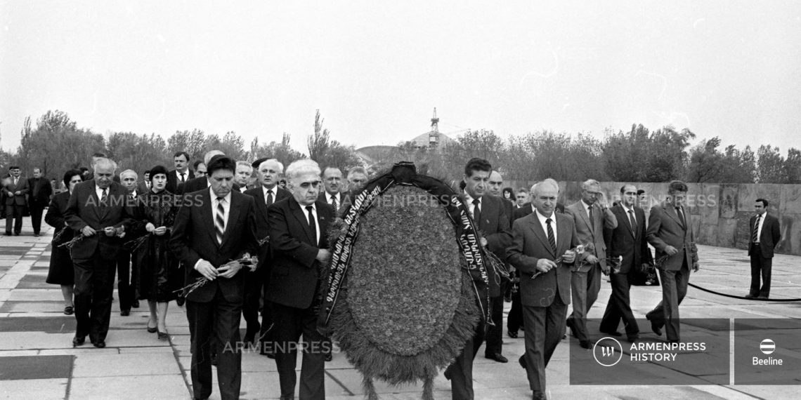 Карен Демирчян, Фадей Саргсян, Бабкен Саркисов и другие высокопоставленные лица у Мемориала Цицернакаберд, 1985 год
