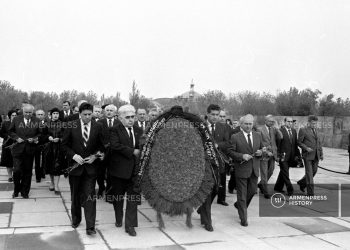 Карен Демирчян, Фадей Саргсян, Бабкен Саркисов и другие высокопоставленные лица у Мемориала Цицернакаберд, 1985 год