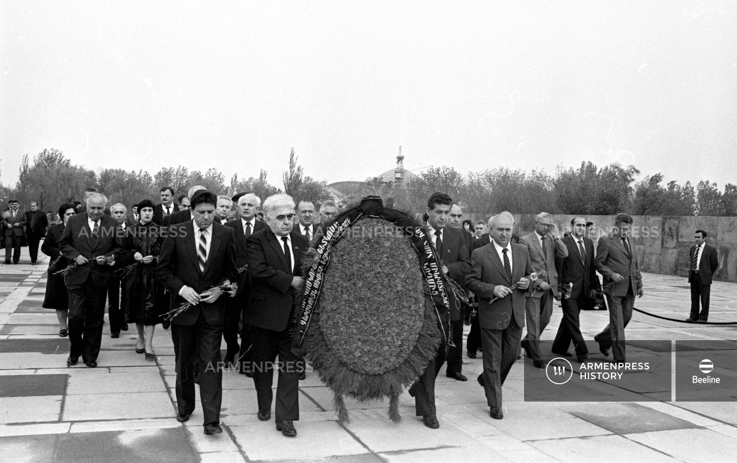 Карен Демирчян, Фадей Саргсян, Бабкен Саркисов и другие высокопоставленные лица у Мемориала Цицернакаберд, 1985 год