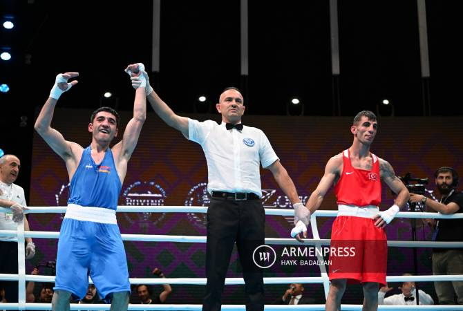 Артур Базеян одержал победу над турецким боксером и вышел в полуфинал