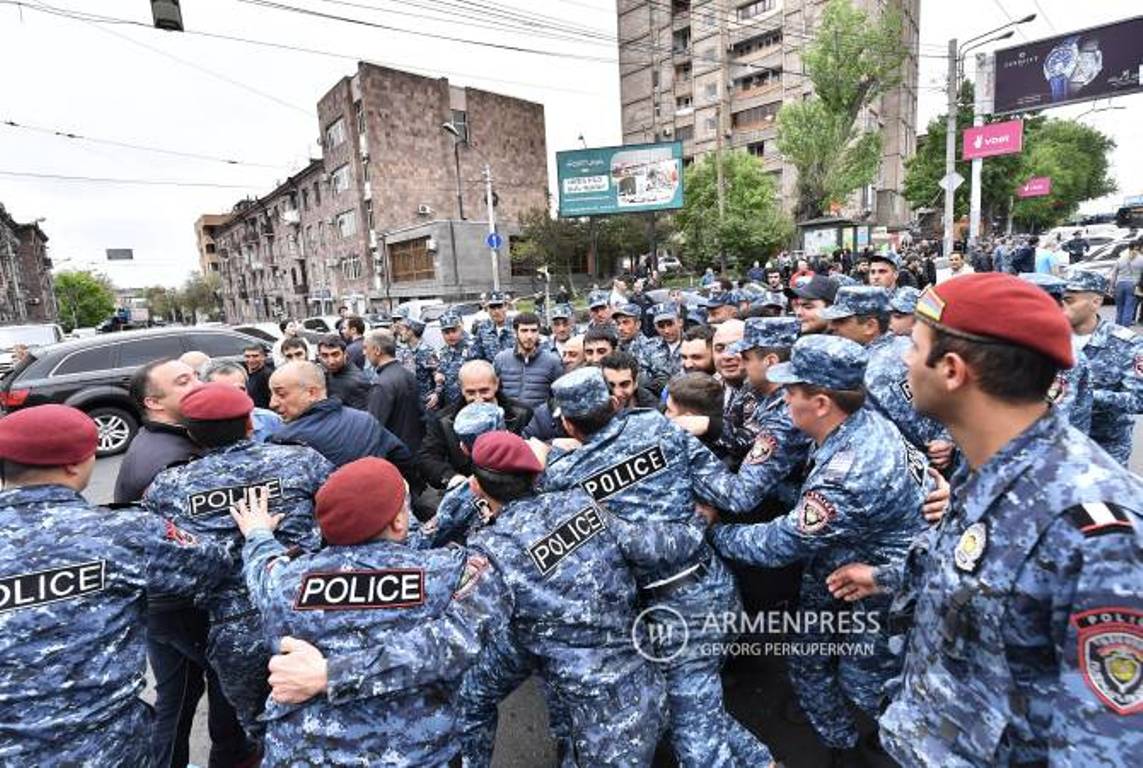 За перекрывание ряда улиц в Ереване задержано 244 человека