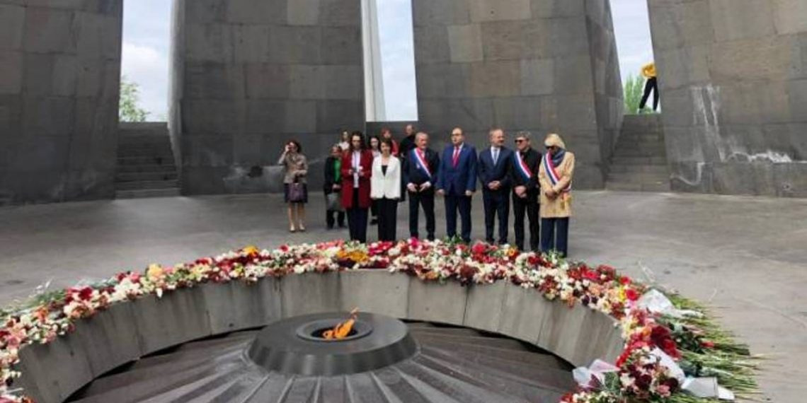 Французские депутаты почтили в мемориальном комплексе память жертв Геноцида армян