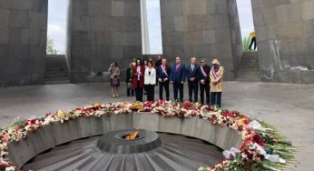 Французские депутаты почтили в мемориальном комплексе память жертв Геноцида армян