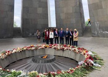 Французские депутаты почтили в мемориальном комплексе память жертв Геноцида армян