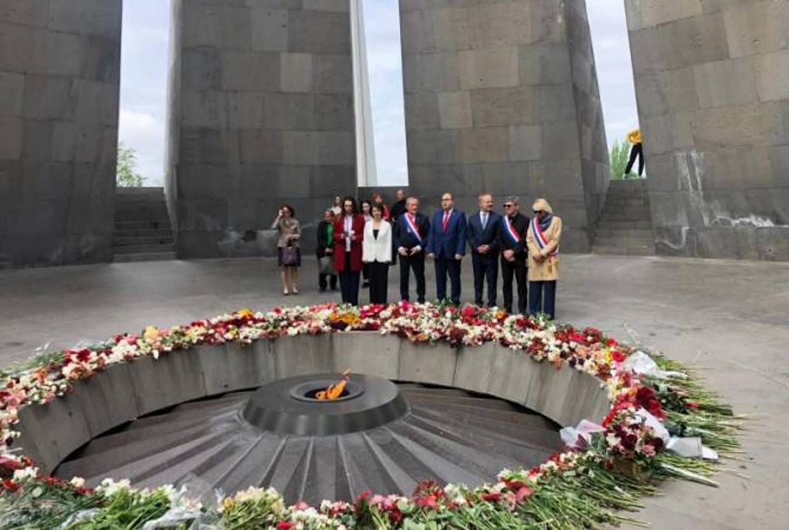 Геноцид армян память. Мемориальный комплекс Цицернакаберд. Мемориал памяти в Армении. Мемориал жертв геноцида армян цветы. Цицернакаберд паломничество.