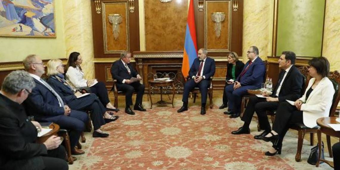Премьер-министр Никол Пашинян принял делегацию во главе с председателем группы дружбы Франция-Армения Сената Франции