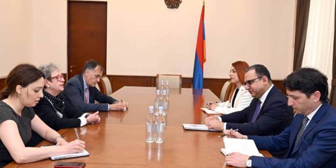 Министр финансов Армении провел рабочую встречу с послом Андреа Викторин