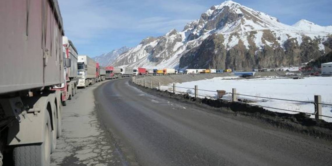 На КПП “Верхний Ларс” скопилось около 2000 грузовиков, в том числе со скоропортящимся грузом