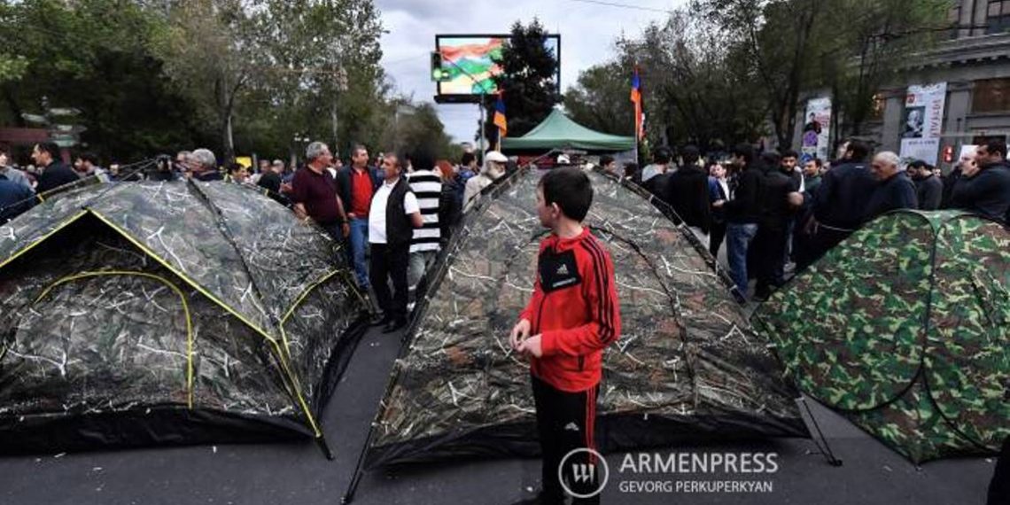 Минтруда считает неприемлемыми призывы к насилию с участием детей и вовлечение их в политические процессы