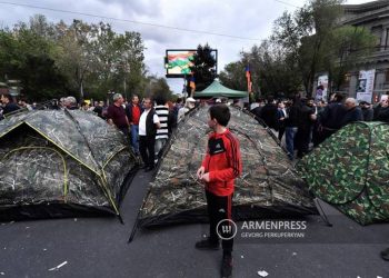 Минтруда считает неприемлемыми призывы к насилию с участием детей и вовлечение их в политические процессы