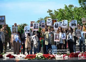 В Ереване прошла акция «Бессмертный полк», посвященная героям-участникам Великой Отечественной войны