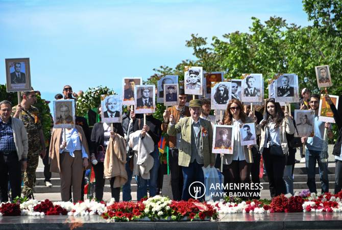 В Ереване прошла акция «Бессмертный полк», посвященная героям-участникам Великой Отечественной войны