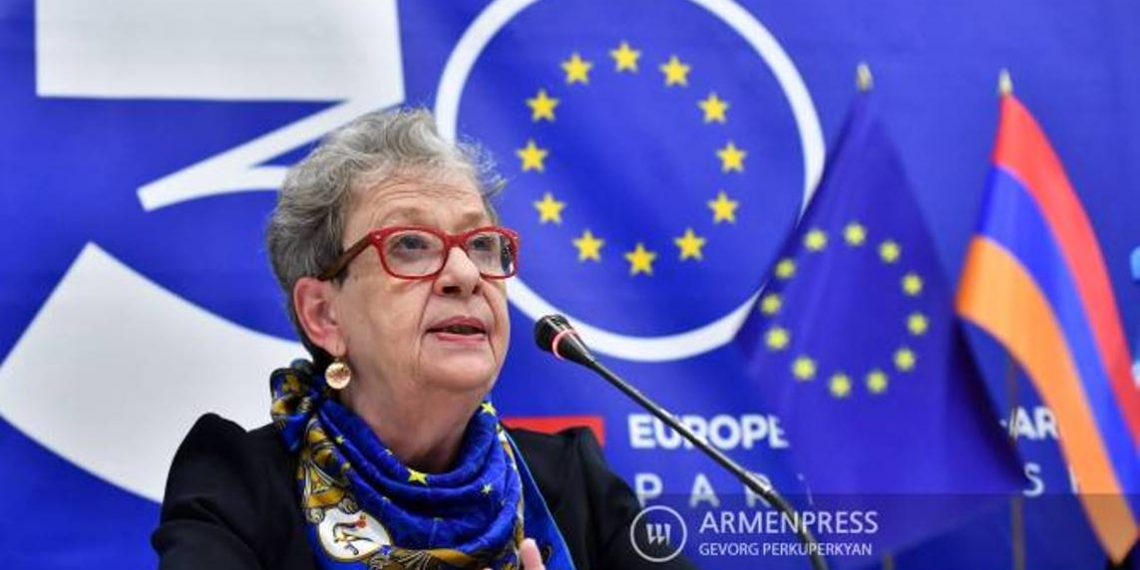 ЕС содействует стабильному решению конфликта между Арменией и Азербайджаном: Андреа Викторин