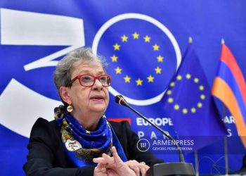 ЕС содействует стабильному решению конфликта между Арменией и Азербайджаном: Андреа Викторин