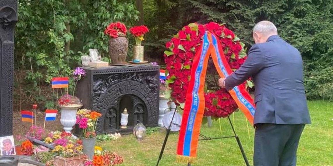 Премьер-министр Пашинян в Нидерландах возложил венок к хачкару-мемориалу Геноцида армян