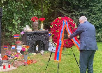 Премьер-министр Пашинян в Нидерландах возложил венок к хачкару-мемориалу Геноцида армян