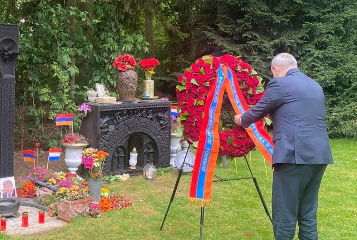 Премьер-министр Пашинян в Нидерландах возложил венок к хачкару-мемориалу Геноцида армян