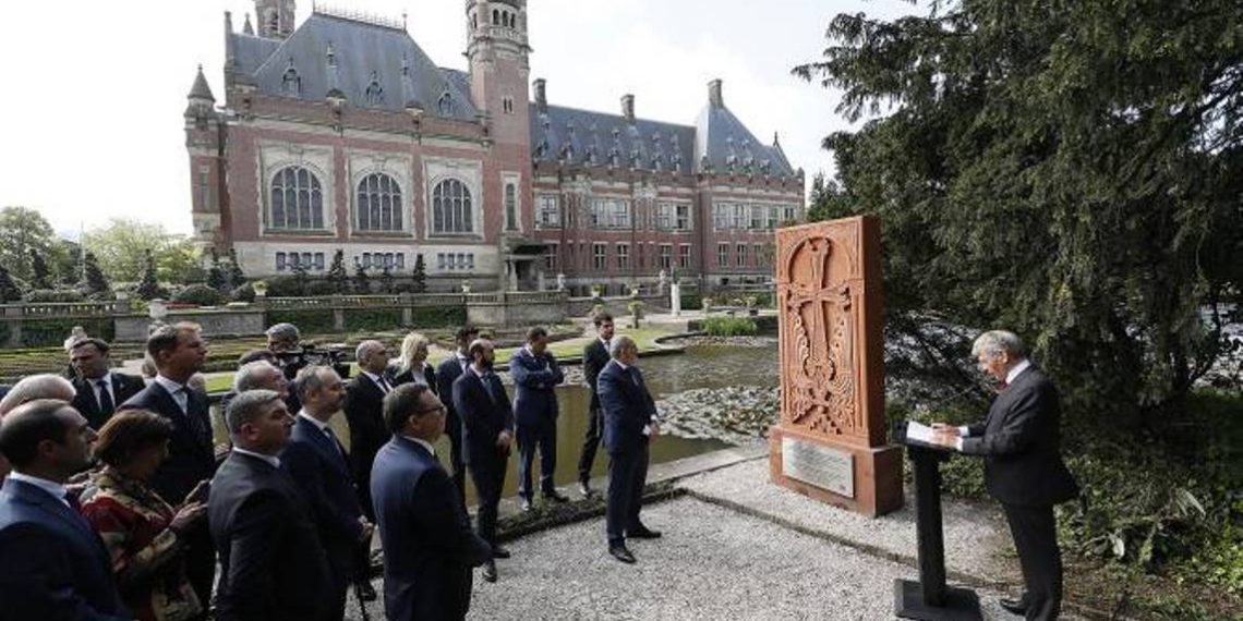 Вклад Армении в международный мир: во дворе Дворца мира Гааги установлен армянский хачкар