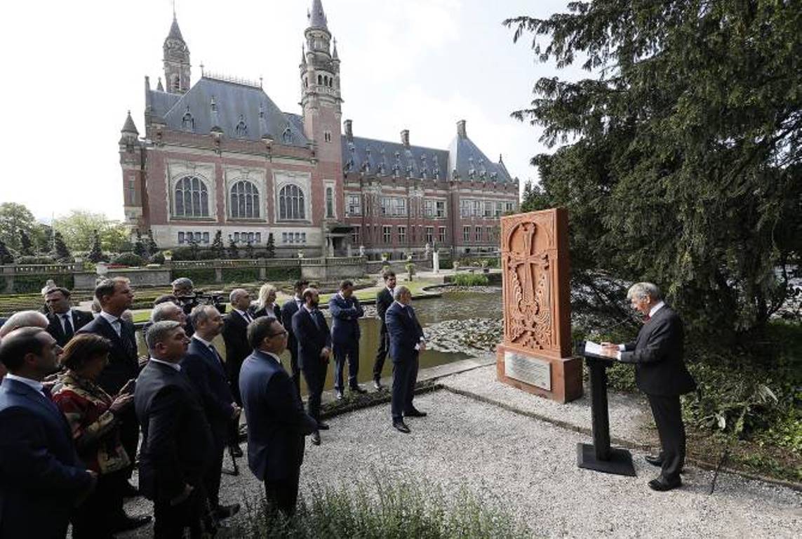 Вклад Армении в международный мир: во дворе Дворца мира Гааги установлен армянский хачкар