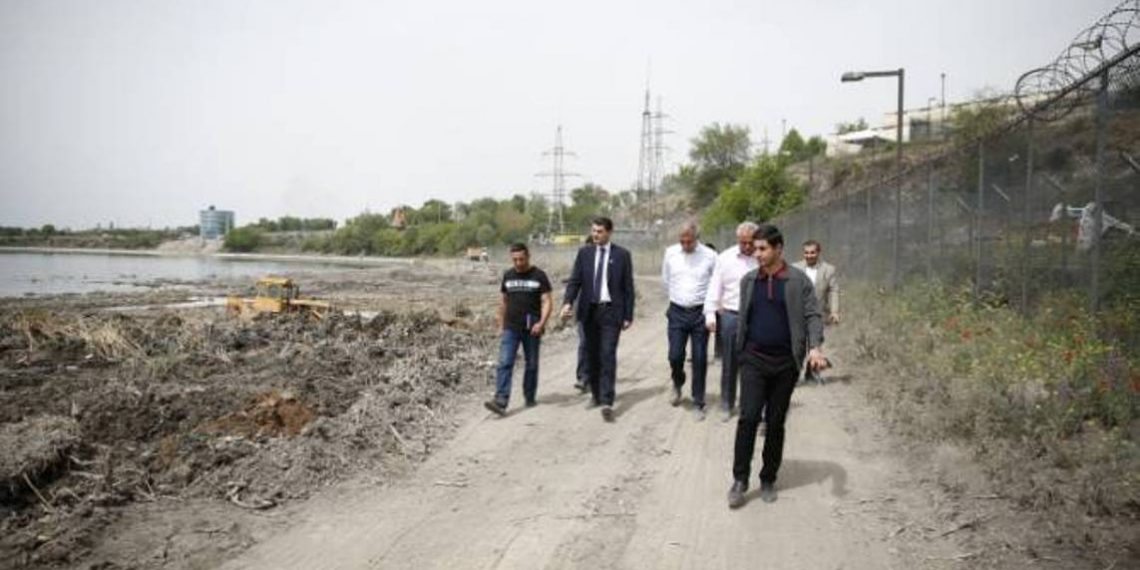 Ереванское озеро очищается от 50-летнего мусора: мэр города следит за ходом работ