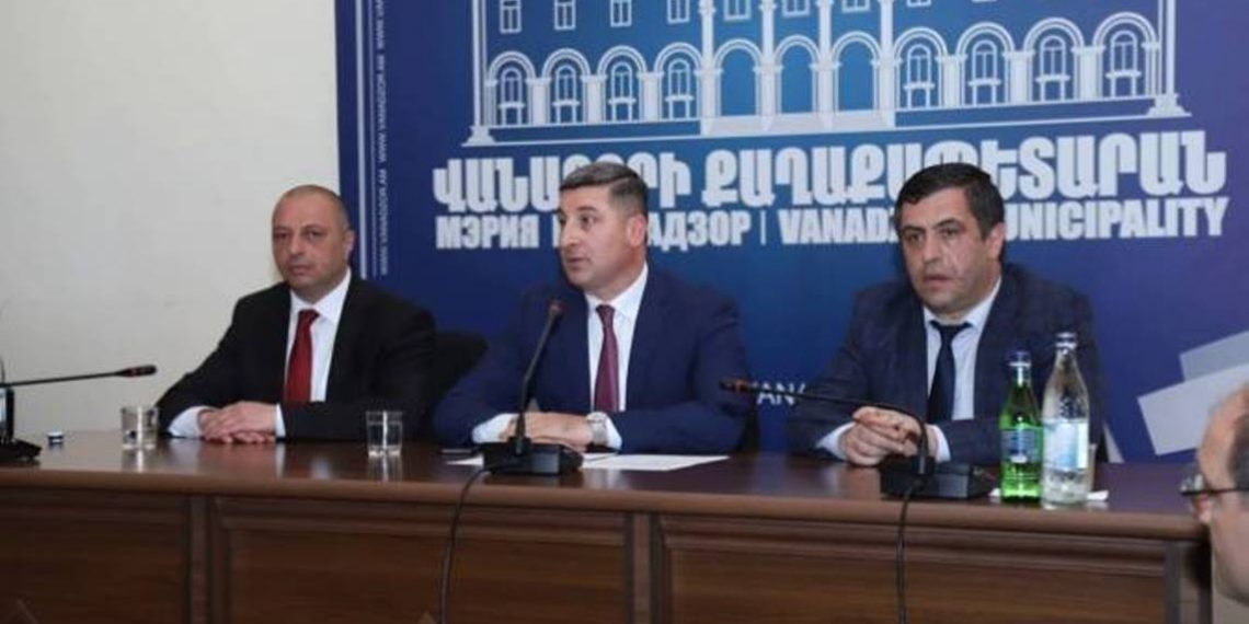 Министр ТУИ РА Саносян представил исполняющего обязанности главы общины Ванадзор