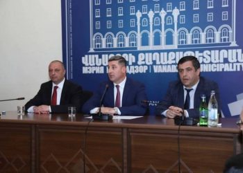 Министр ТУИ РА Саносян представил исполняющего обязанности главы общины Ванадзор