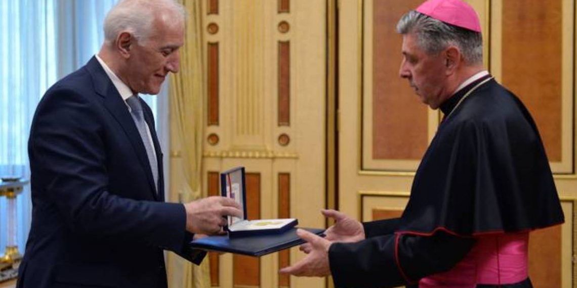 Президент Армении вручил Медаль признательности Апостольскому нунцию Ватикана