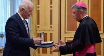 Президент Армении вручил Медаль признательности Апостольскому нунцию Ватикана