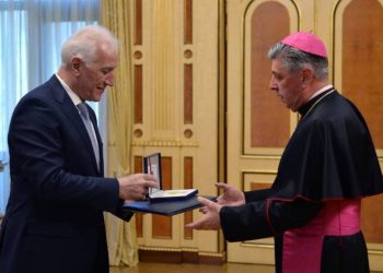 Президент Армении вручил Медаль признательности Апостольскому нунцию Ватикана