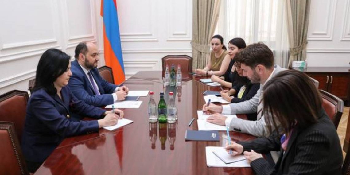 Руководитель аппарата премьер-министра провел встречу с делегацией инициативы Партнерства открытого управления