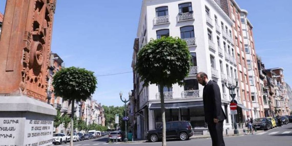 Глава МИД Армении в Брюсселе возложил венок к хачкару памяти жертв Геноцида армян