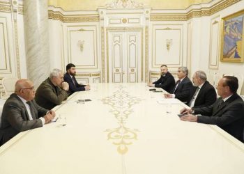 Никол Пашинян встретился с представителями внепарламентских политических сил