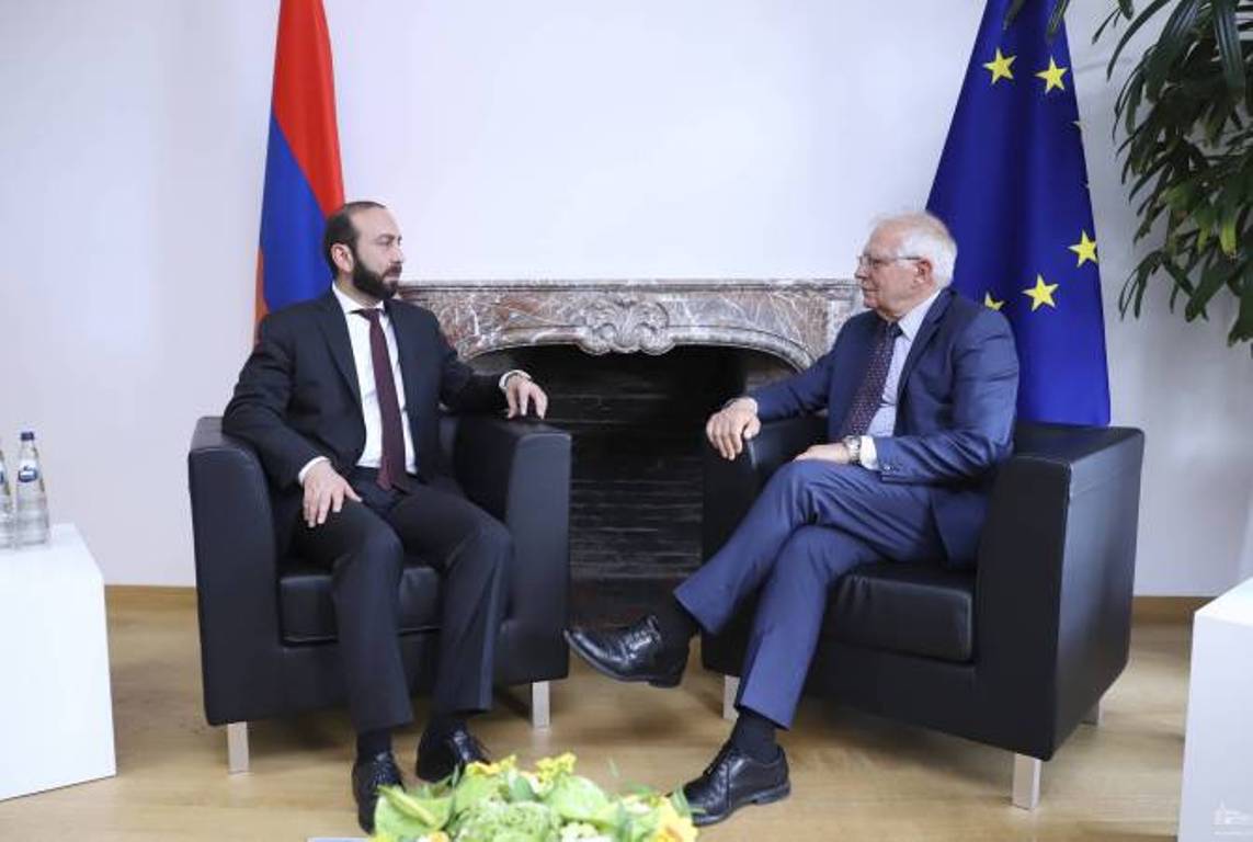 На встрече с Боррелем Мирзоян подчеркнул важность содействия ЕС сопредседательству Минской группы ОБСЕ