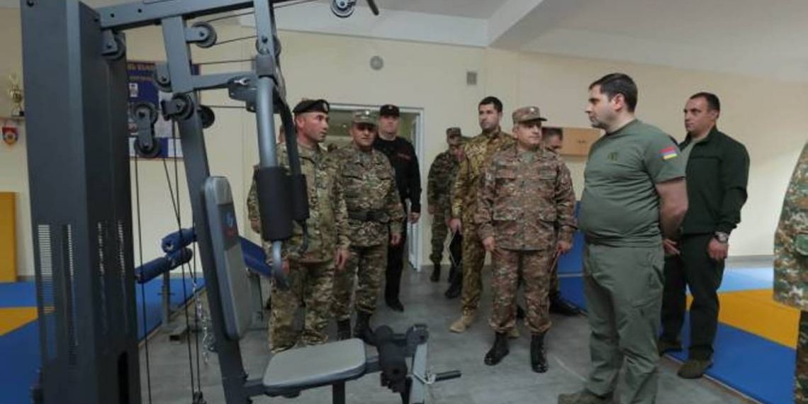 Министр обороны Армении обсудил с командирами и военнослужащими вопросы укрепления боеспособности армии