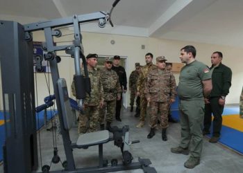 Министр обороны Армении обсудил с командирами и военнослужащими вопросы укрепления боеспособности армии