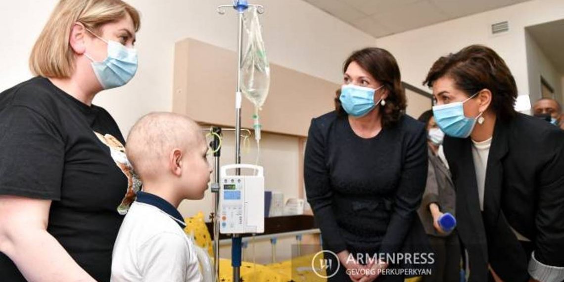 Супруга премьер-министра Армении и супруга президента Литвы посетили лечащихся в гематологическом центре детей