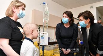 Супруга премьер-министра Армении и супруга президента Литвы посетили лечащихся в гематологическом центре детей