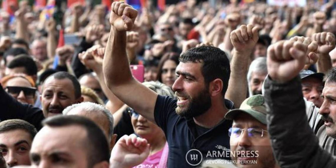 Оппозиционеры окружили здание МИД Армении