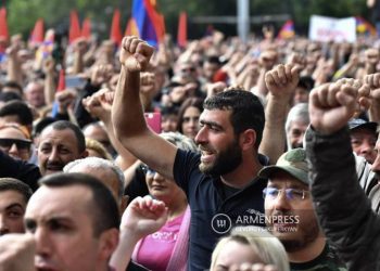 Оппозиционеры окружили здание МИД Армении