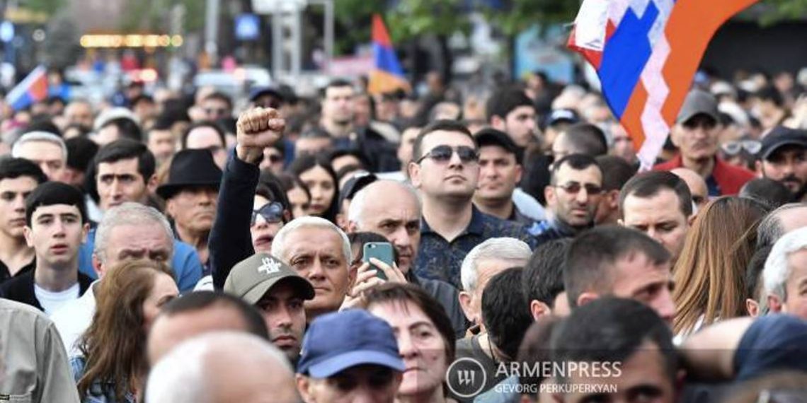 Демонстранты окружили резиденцию президента Армении